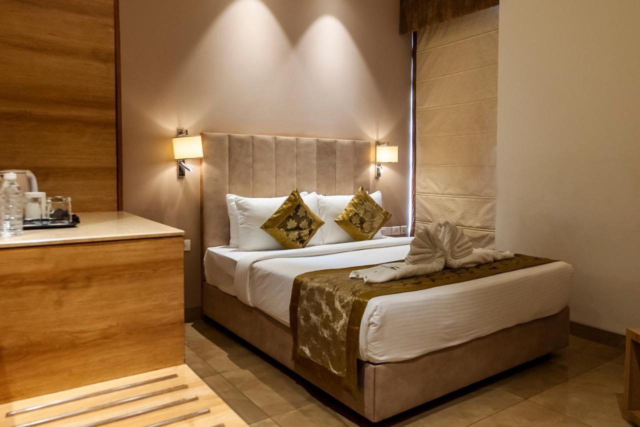 Celebrant Hotel Waranasi Zewnętrze zdjęcie