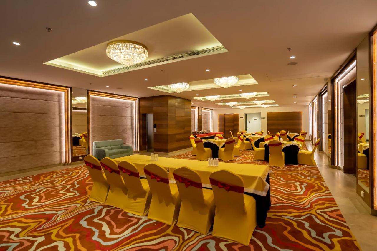 Celebrant Hotel Waranasi Zewnętrze zdjęcie