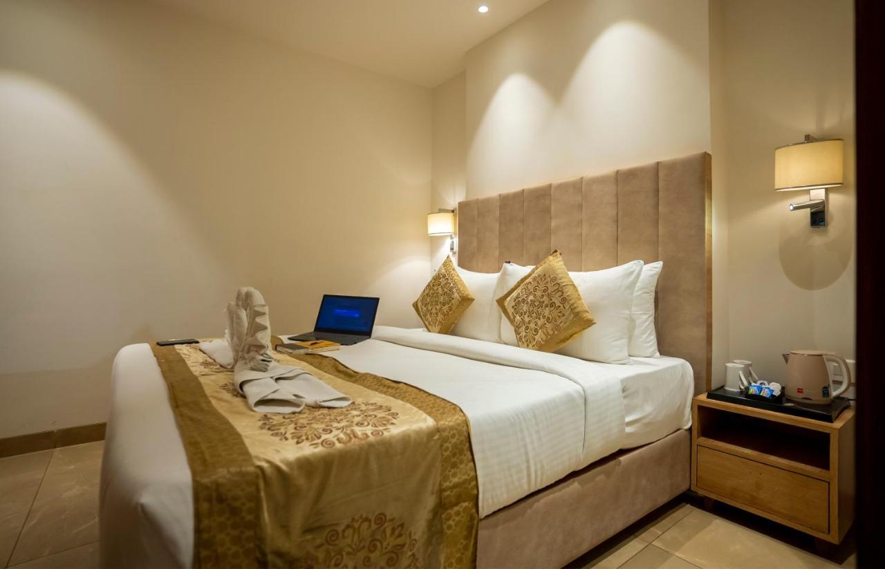 Celebrant Hotel Waranasi Zewnętrze zdjęcie